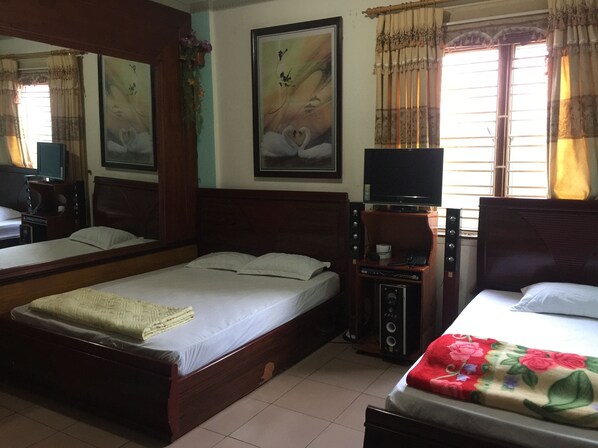 Double Room | Minibar, desk, free WiFi
