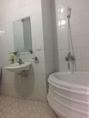 Đồ dùng nhà tắm miễn phí, máy sấy tóc, dép đi trong nhà 
