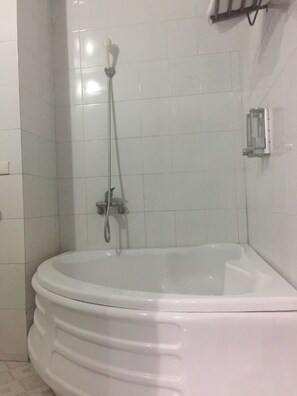 Free toiletries, hair dryer, slippers, towels - Nha Nghi Tham Quyen (Cam Pha)