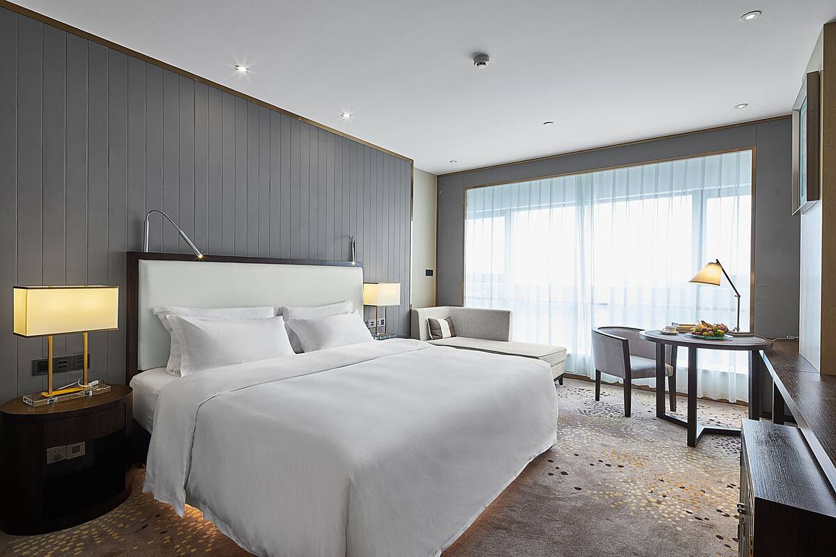 Deluxe kamer, 1 kingsize bed | Luxe beddengoed, een minibar, een kluis op de kamer, een bureau