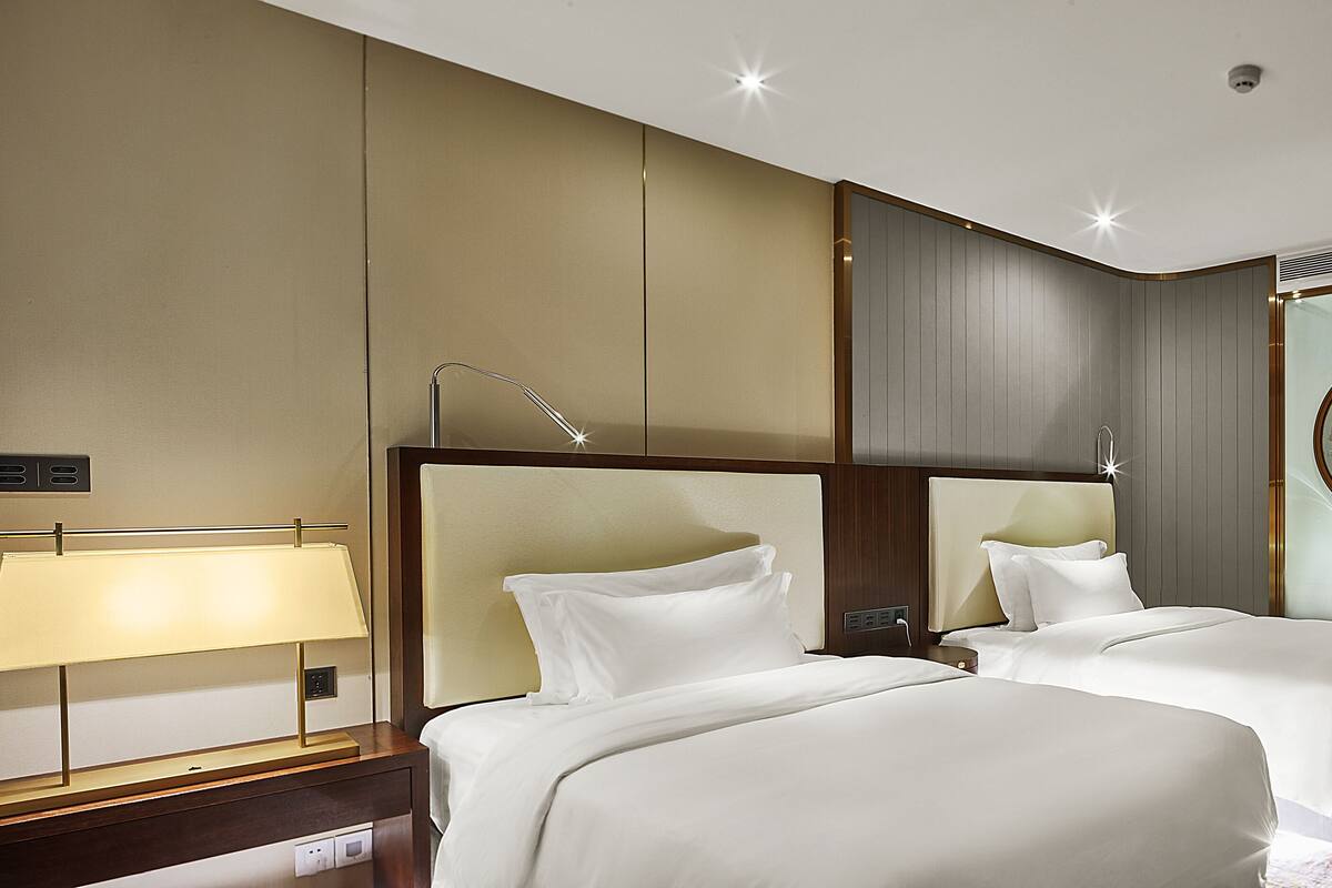 Deluxe Twin kamer | Luxe beddengoed, een minibar, een kluis op de kamer, een bureau