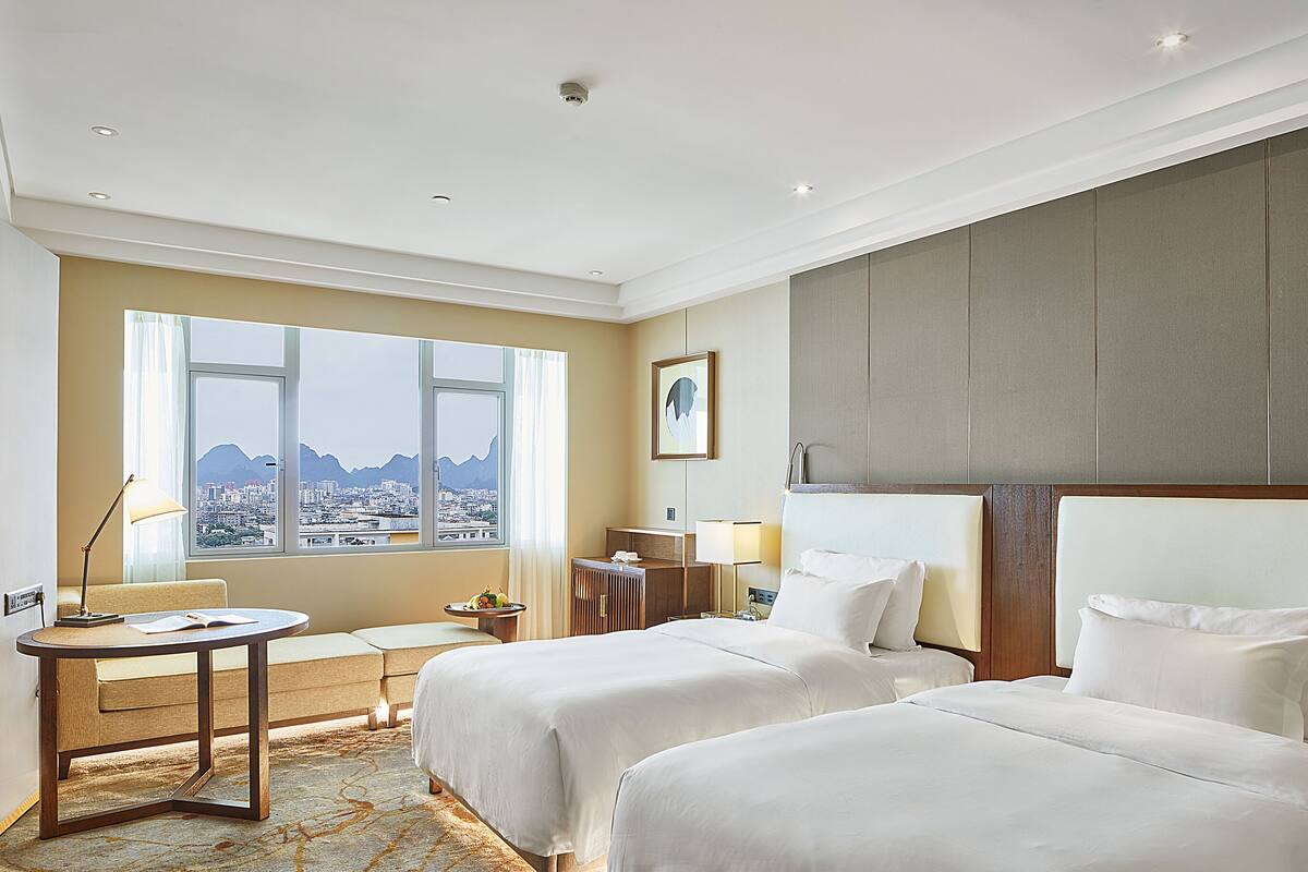 Business Twin kamer | Luxe beddengoed, een minibar, een kluis op de kamer, een bureau