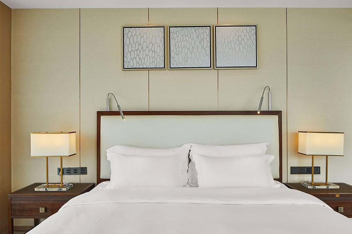 Deluxe suite | Luxe beddengoed, een minibar, een kluis op de kamer, een bureau