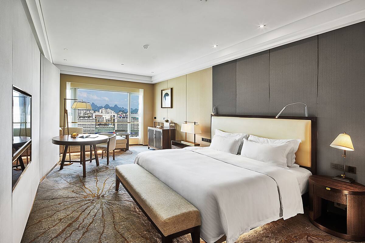 Executive kamer, 1 kingsize bed | Luxe beddengoed, een minibar, een kluis op de kamer, een bureau