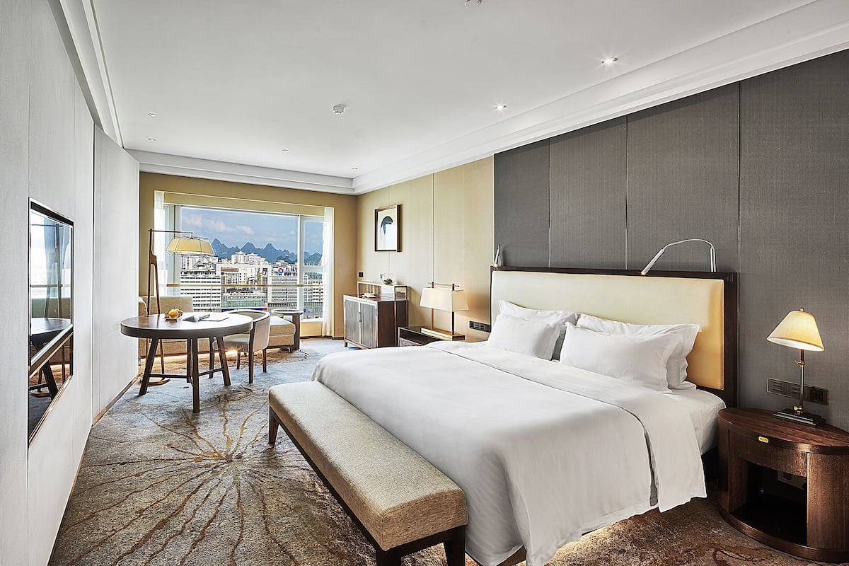 Chambre Exécutive, 1 très grand lit | Literie de qualité supérieure, minibar, coffres-forts dans les chambres