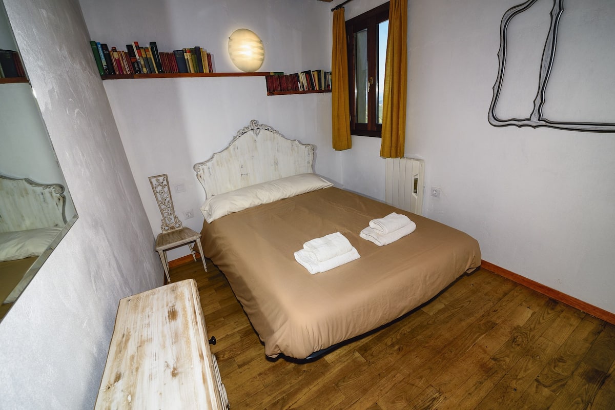 1 bedroom, free cots/infant beds