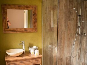 Comfort Double Room | Bathroom | Shower, free toiletries, hair dryer, towels - B&B Mer Et Sable (Bernissart)