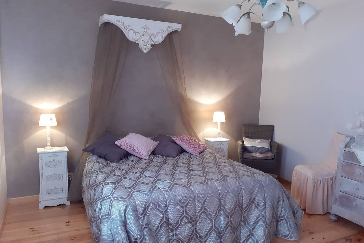 Double Room, Private Bathroom (Romantique) | 1 bedroom, soundproofing, free cots/infant beds, rollaway beds