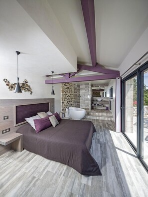 Exklusiv svit - terrass - utsikt mot poolen (Eden) | Sängtillbehör av högsta kvalitet och värdeförvaringsskåp på rummet