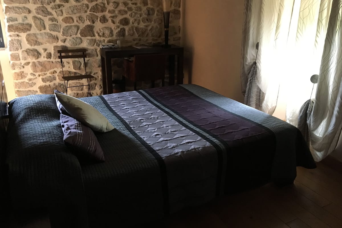 Chambre Double Standard (Oliver) | Literie de qualité supérieure, coffres-forts dans les chambres