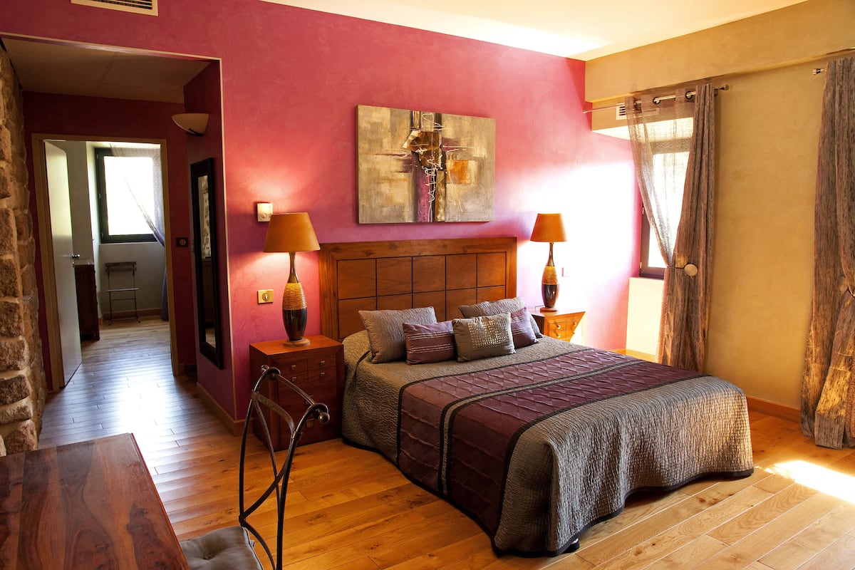 Premium bedding, in-room safe, free WiFi, bed sheets