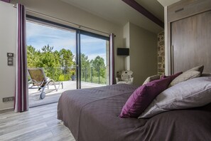 Exklusiv svit - terrass - utsikt mot poolen (Eden) | Sängtillbehör av högsta kvalitet och värdeförvaringsskåp på rummet