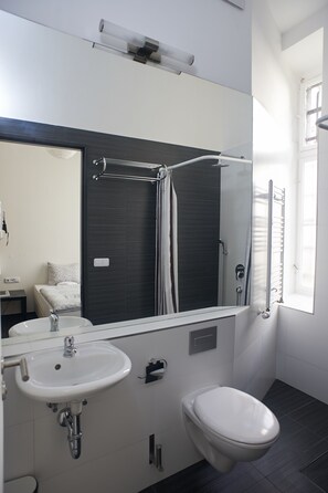 Shower, hair dryer, towels - Hotel Goldmarie (Berlin)