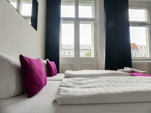 Triple Room, Non Smoking | Desk, soundproofing, free WiFi, bed sheets - Hotel Goldmarie (Berlin)