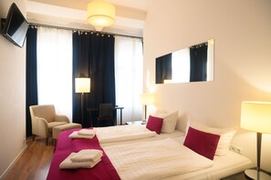 Desk, soundproofing, free WiFi, bed sheets - Hotel Goldmarie (Berlin)