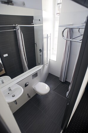 Een douche, een haardroger, handdoeken