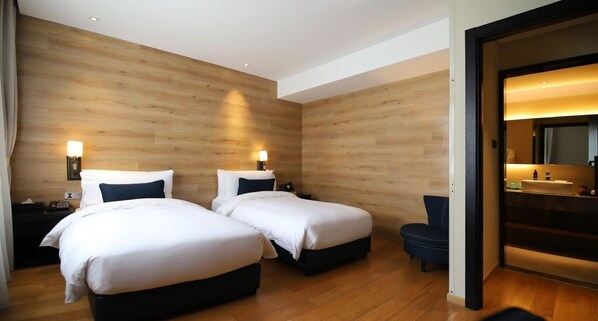 Ropa de cama de alta calidad, minibar y cortinas blackout