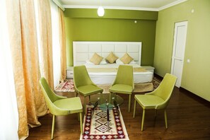 Kamar Triple Comfort | Area keluarga | TV LED