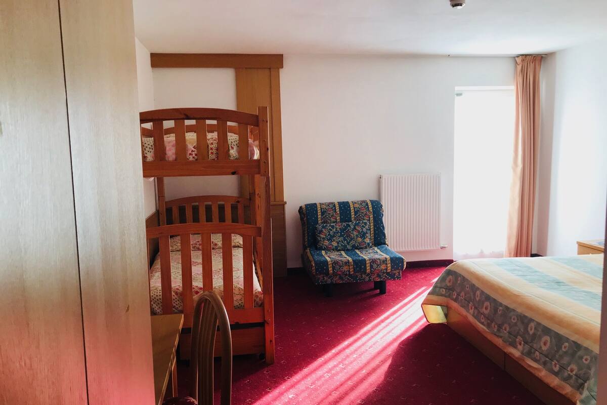 Family Room | In-room safe, desk, WiFi (free), bed sheets