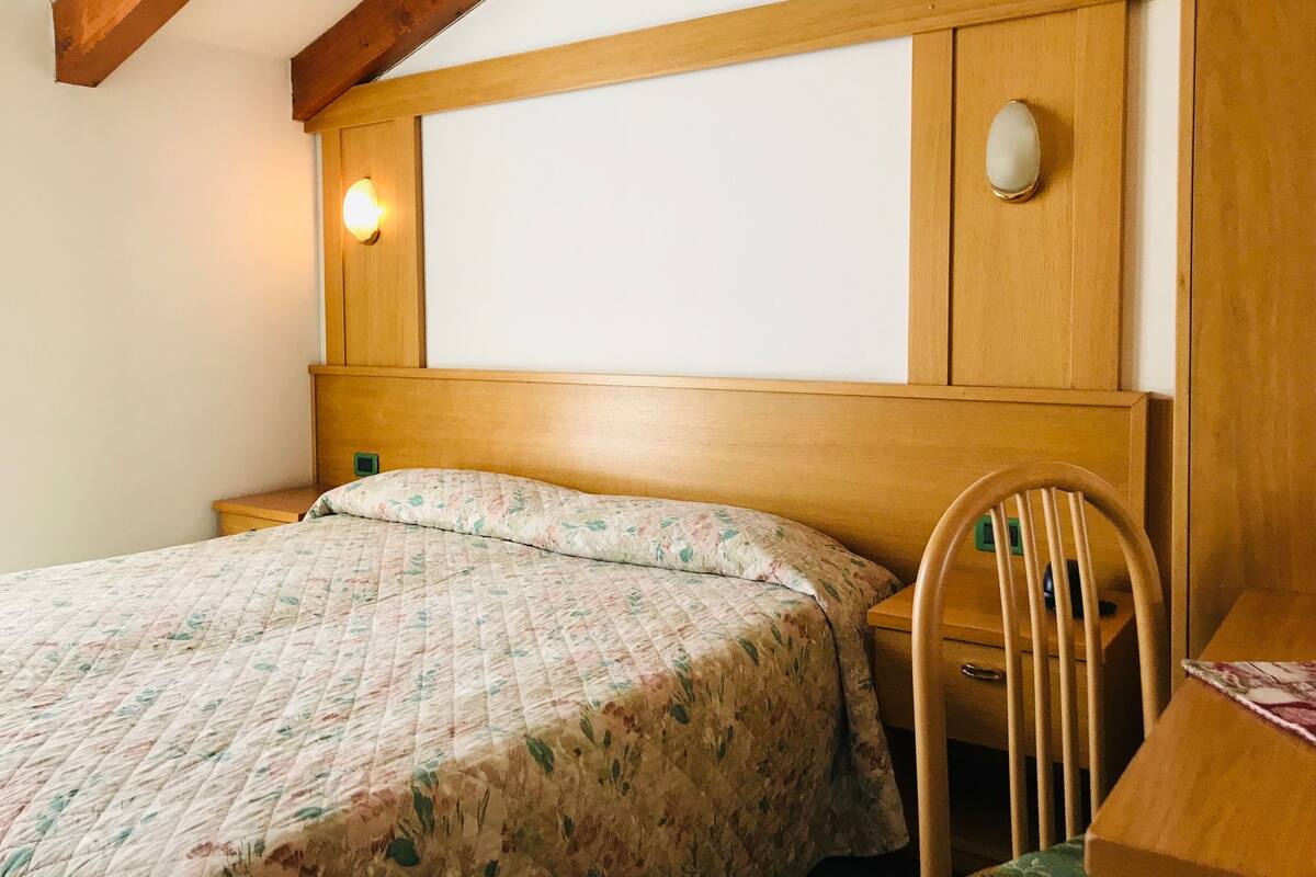 In-room safe, desk, WiFi (free), bed sheets