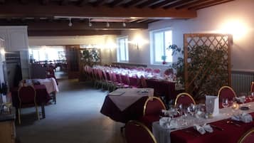 Breakfast, lunch, dinner served; Regional cuisine, alfresco dining