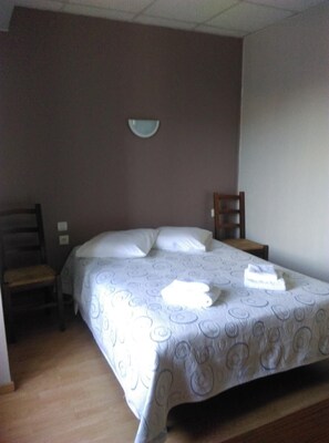 Decoración personalizada, escritorio, cunas gratuitas y wifi gratis 