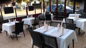 Breakfast, lunch, dinner served; Regional cuisine, al fresco dining