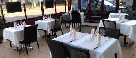 Déjeuner, dßner et souper servis sur place, restaurant en plein air