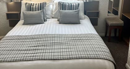 Clifton Court Metro Hotel