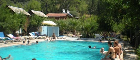 Piscine extérieure, parasols de plage, chaises longues