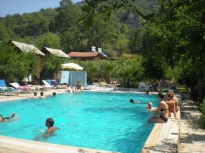 Outdoor pool, pool umbrellas, pool loungers - Don Kisot Pansiyon (Kumluca)