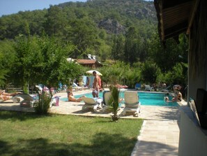 Outdoor pool, pool umbrellas, pool loungers - Don Kisot Pansiyon (Kumluca)