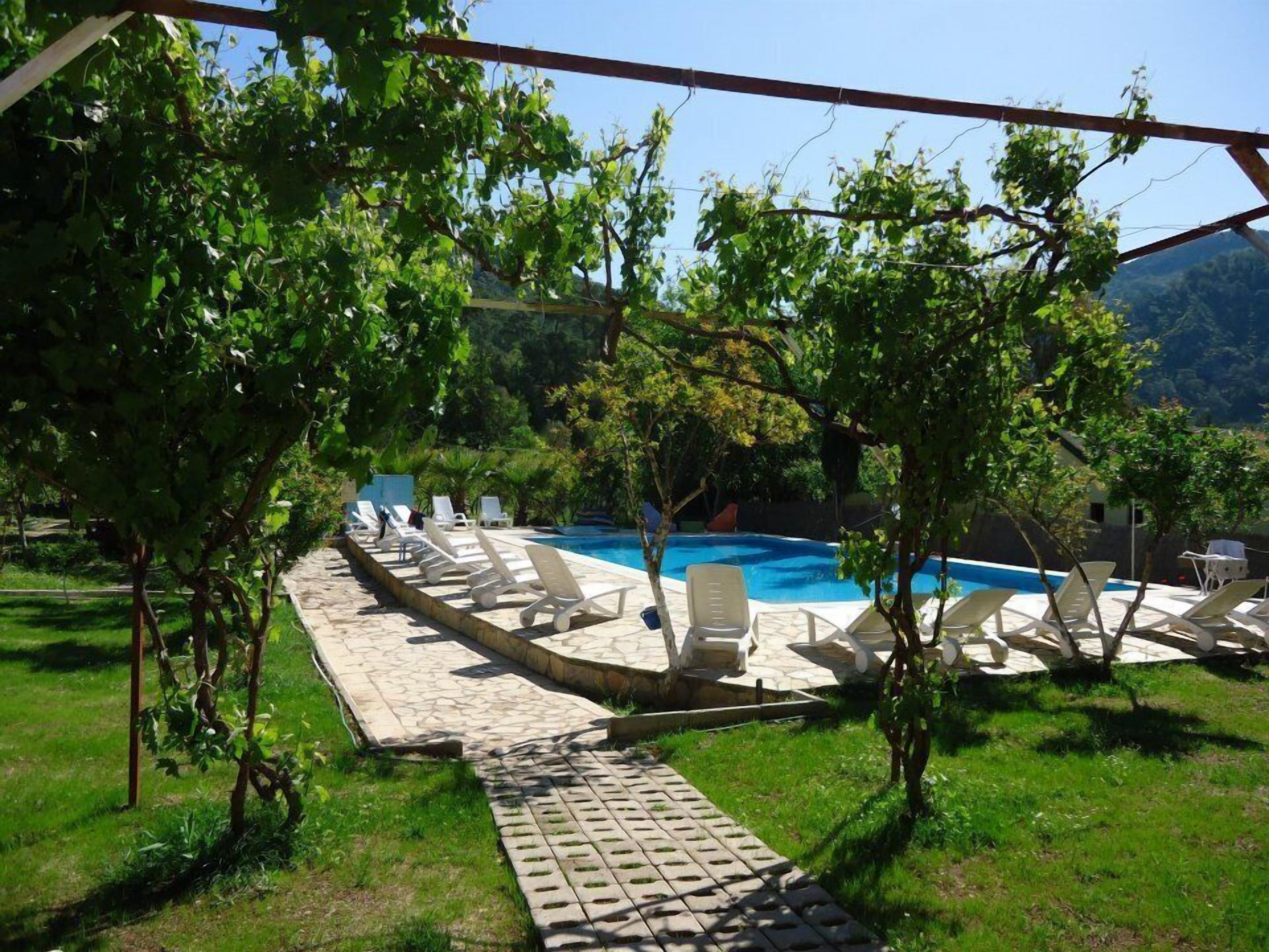Piscine extérieure, parasols de plage, chaises longues