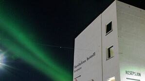 A hotel building with a sign indicating 'Bardufoss hotel' and 'Repsjon' pointing towards the entrance. - Bardufoss Hotell (Målselv)