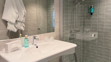 Deluxe kamer | Een bureau, verduisterende gordijnen, een strijkplank/strijkijzer