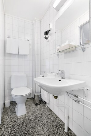 Hair dryer, towels, soap, shampoo - Bardufoss Hotell (Målselv)