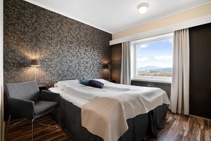 Habitación estándar con 1 cama doble o 2 individuales | Escritorio, cortinas opacas, tabla de planchar con plancha y wifi gratis