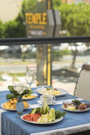 2 restaurants, serveren ontbijt, lokale en internationale gerechten