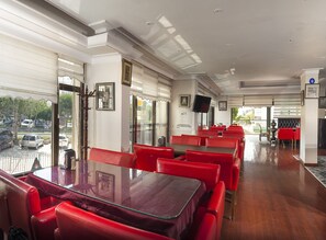 2 restaurantes, café da manhã, local e internacional