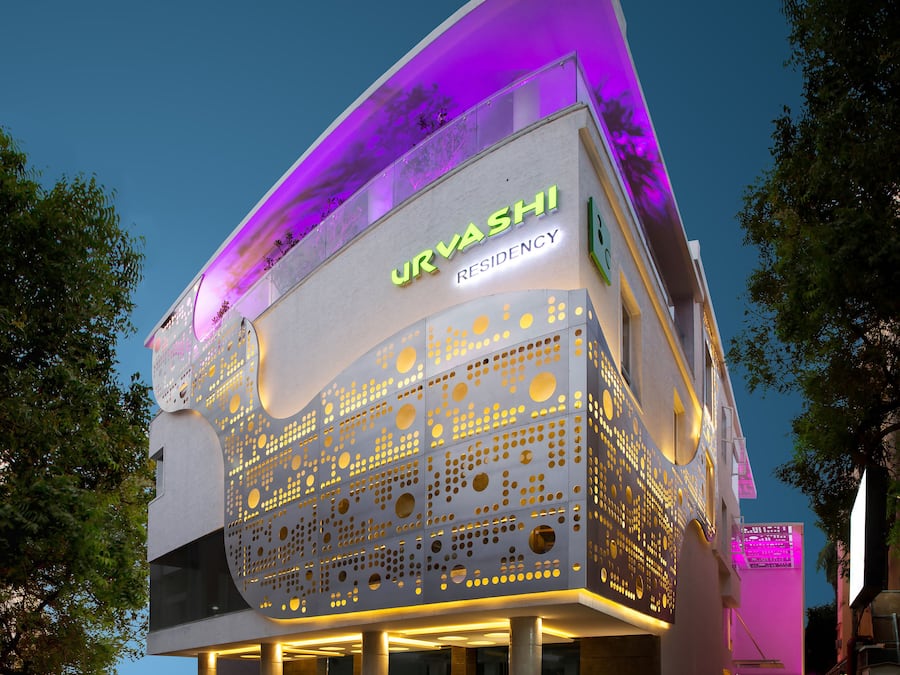 Fachada da propriedade à noite