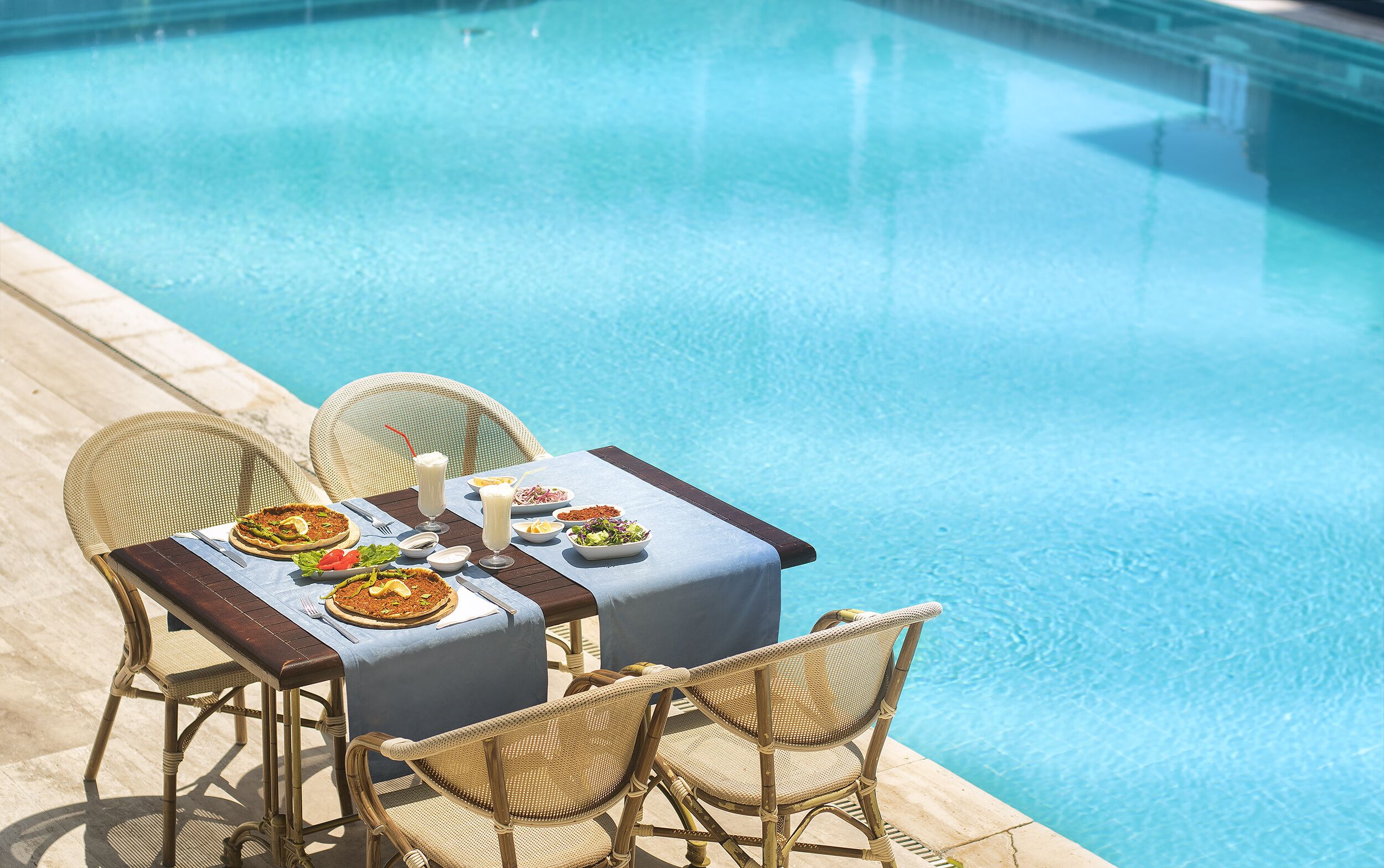 2 restaurants; ze serveren er ontbijt, lunch en diner 