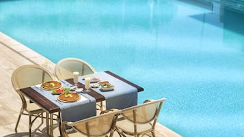 2 restaurants; ze serveren er ontbijt, lunch en diner