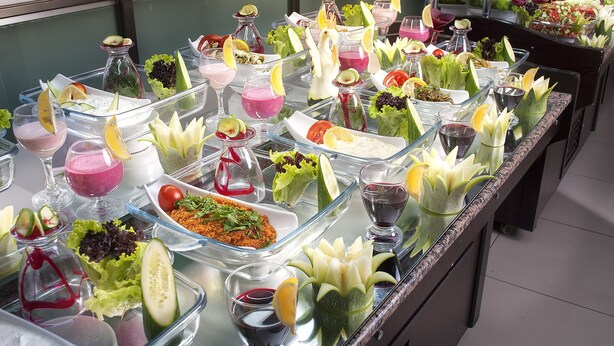 Ein Buffet mit verschiedenen Speisen und Getränken.