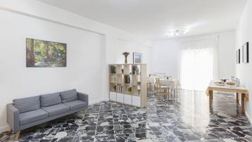 En 24-tommers Flatskjerm-TV med digitale kanaler samt TV