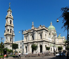 A historic building with a prominent bell tower and a large dome. - B&B La Primula (Pompei)