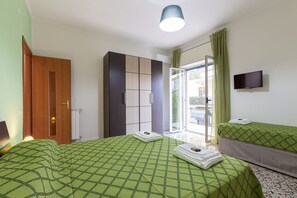 Quadruple Room (Green) | Premium bedding, down comforters, memory foam beds - B&B La Primula (Pompei)
