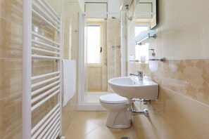 Shower, rainfall showerhead, free toiletries, hair dryer - B&B La Primula (Pompei)