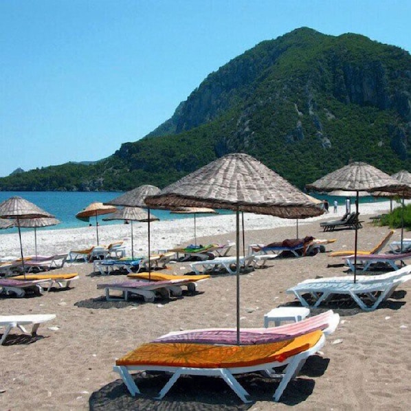 Plage privée à proximité, chaises longues, parasols