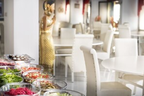 Déjeuner, dîner et souper servis sur place