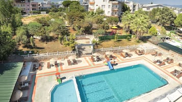 Piscine extérieure en saison, parasols, chaises longues